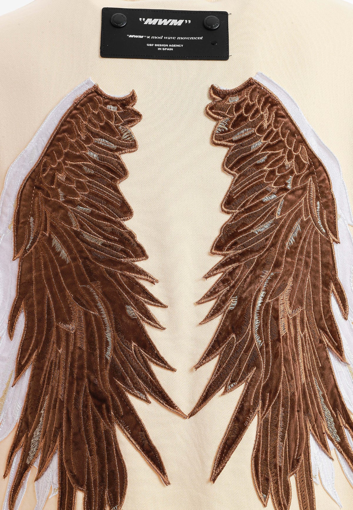 Sudadera Wings de corte relajado con estrellas frontales y doble parche de alas en la espalda | MWM [PS_COLORS:BEIGE]