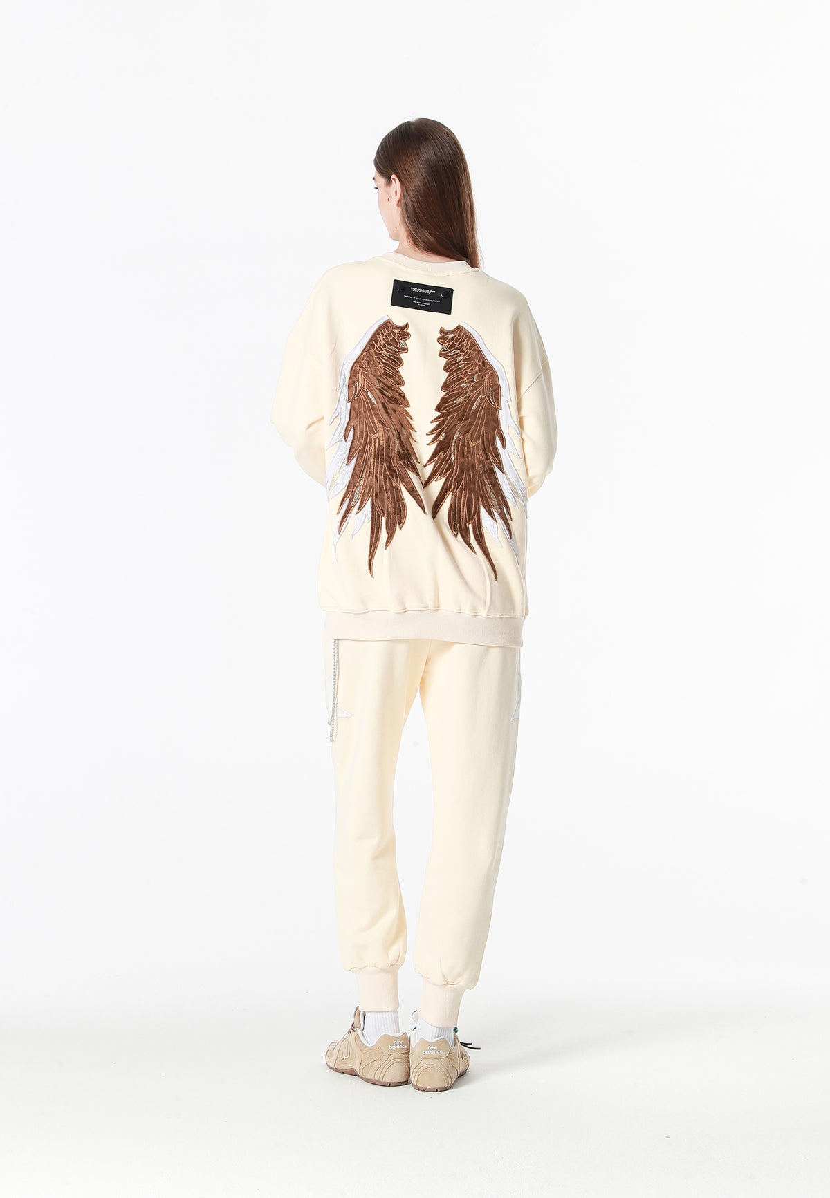 Sudadera Wings de corte relajado con estrellas frontales y doble parche de alas en la espalda | MWM [PS_COLORS:BEIGE]