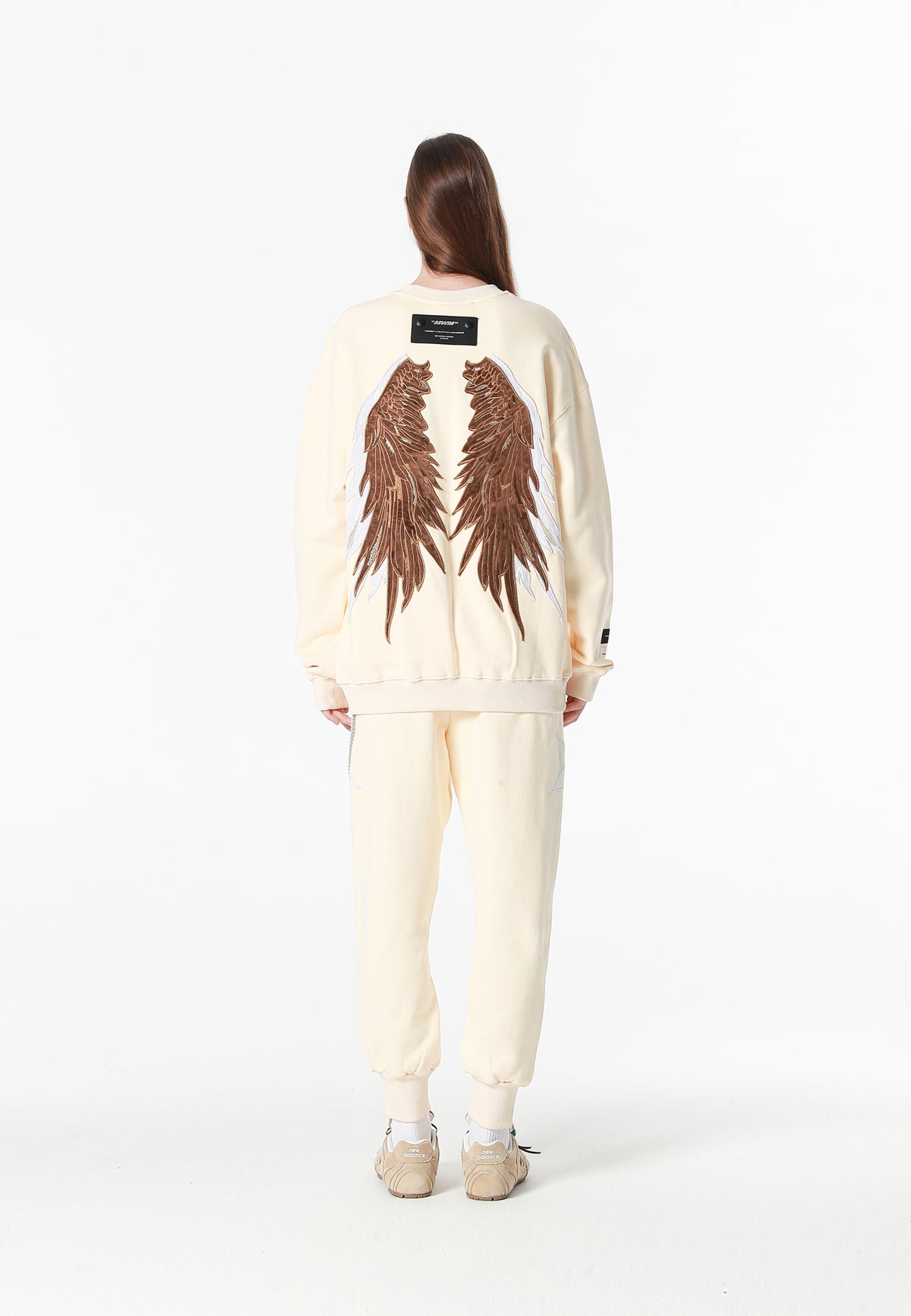 Sudadera Wings de corte relajado con estrellas frontales y doble parche de alas en la espalda | MWM [PS_COLORS:BEIGE]