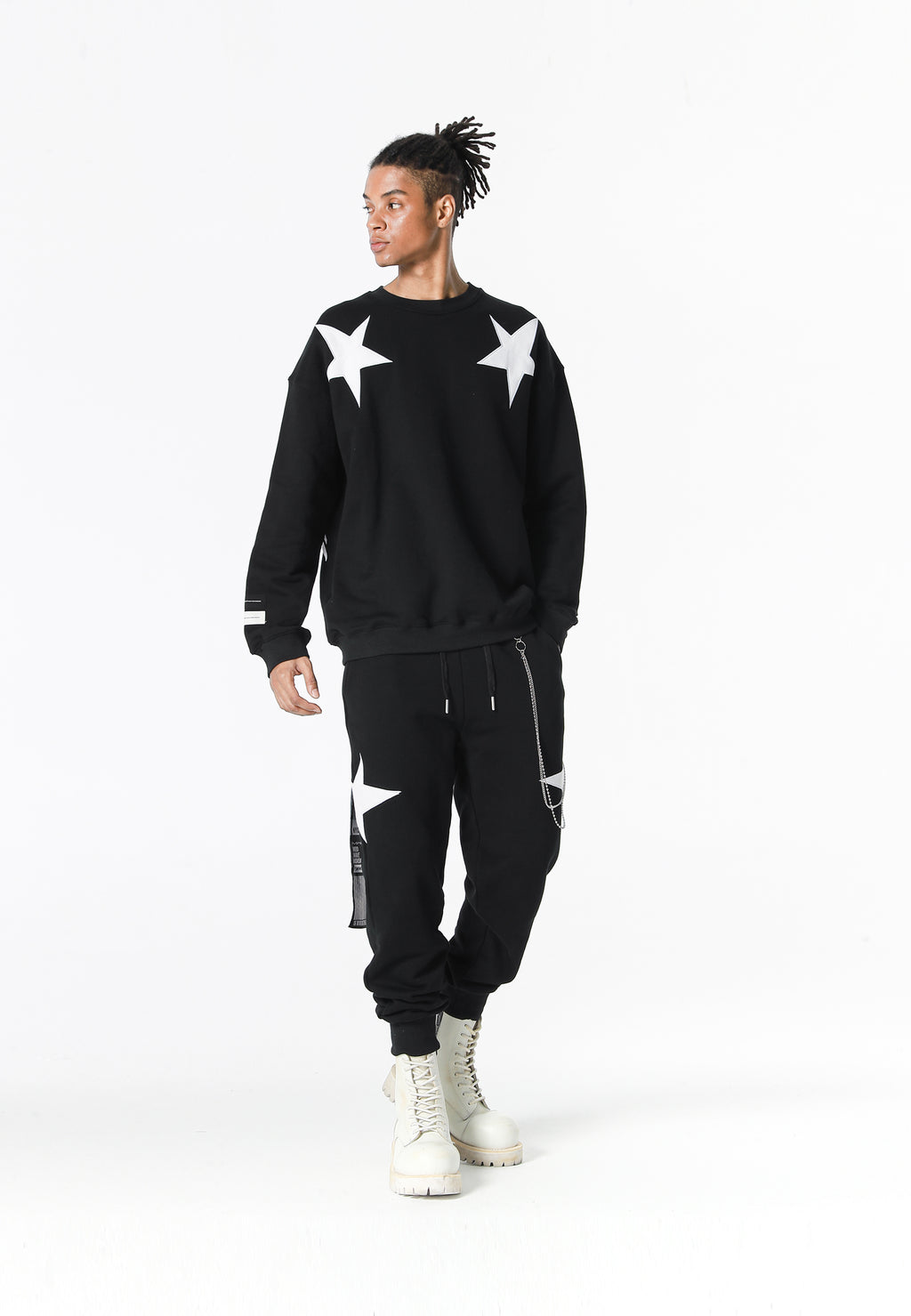 Sudadera Wings de corte relajado con estrellas frontales y doble parche de alas en la espalda | MWM [PS_COLORS:BLACK]