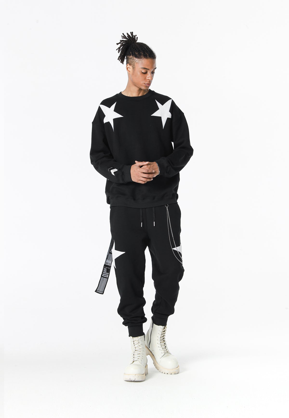 Sudadera Wings de corte relajado con estrellas frontales y doble parche de alas en la espalda | MWM [PS_COLORS:BLACK]