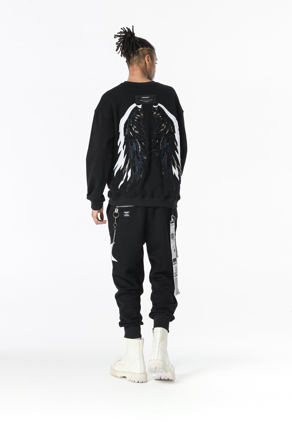Sudadera Wings de corte relajado con estrellas frontales y doble parche de alas en la espalda | MWM [PS_COLORS:BLACK]