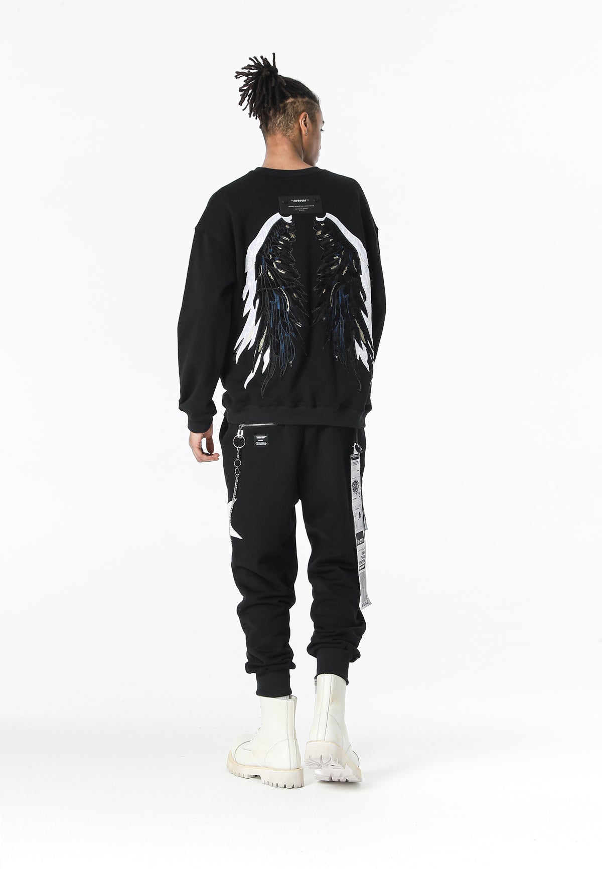 Sudadera Wings de corte relajado con estrellas frontales y doble parche de alas en la espalda | MWM [PS_COLORS:BLACK]
