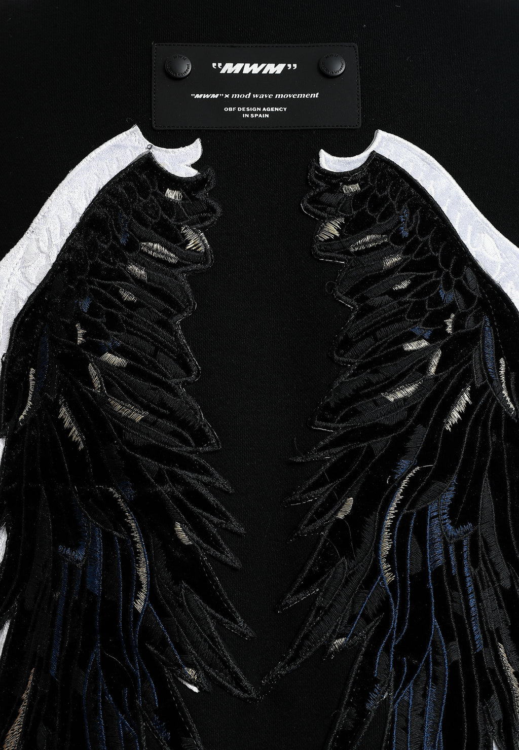 Sudadera Wings de corte relajado con estrellas frontales y doble parche de alas en la espalda | MWM [PS_COLORS:BLACK]