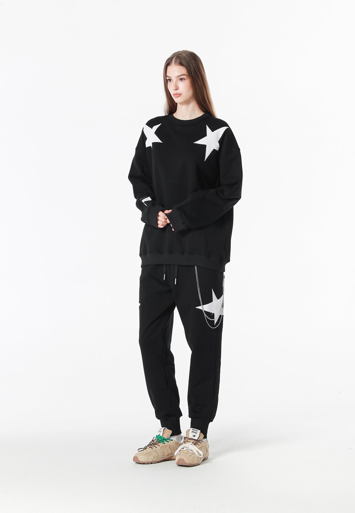 Sudadera Wings de corte relajado con estrellas frontales y doble parche de alas en la espalda | MWM [PS_COLORS:BLACK]