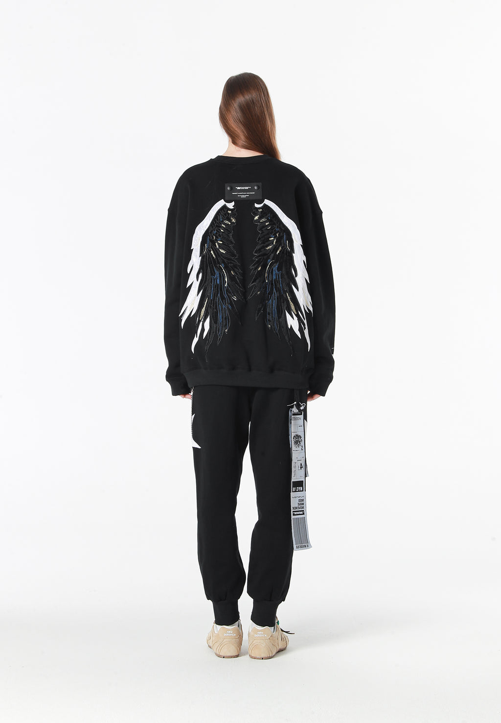 Sudadera Wings de corte relajado con estrellas frontales y doble parche de alas en la espalda | MWM [PS_COLORS:BLACK]