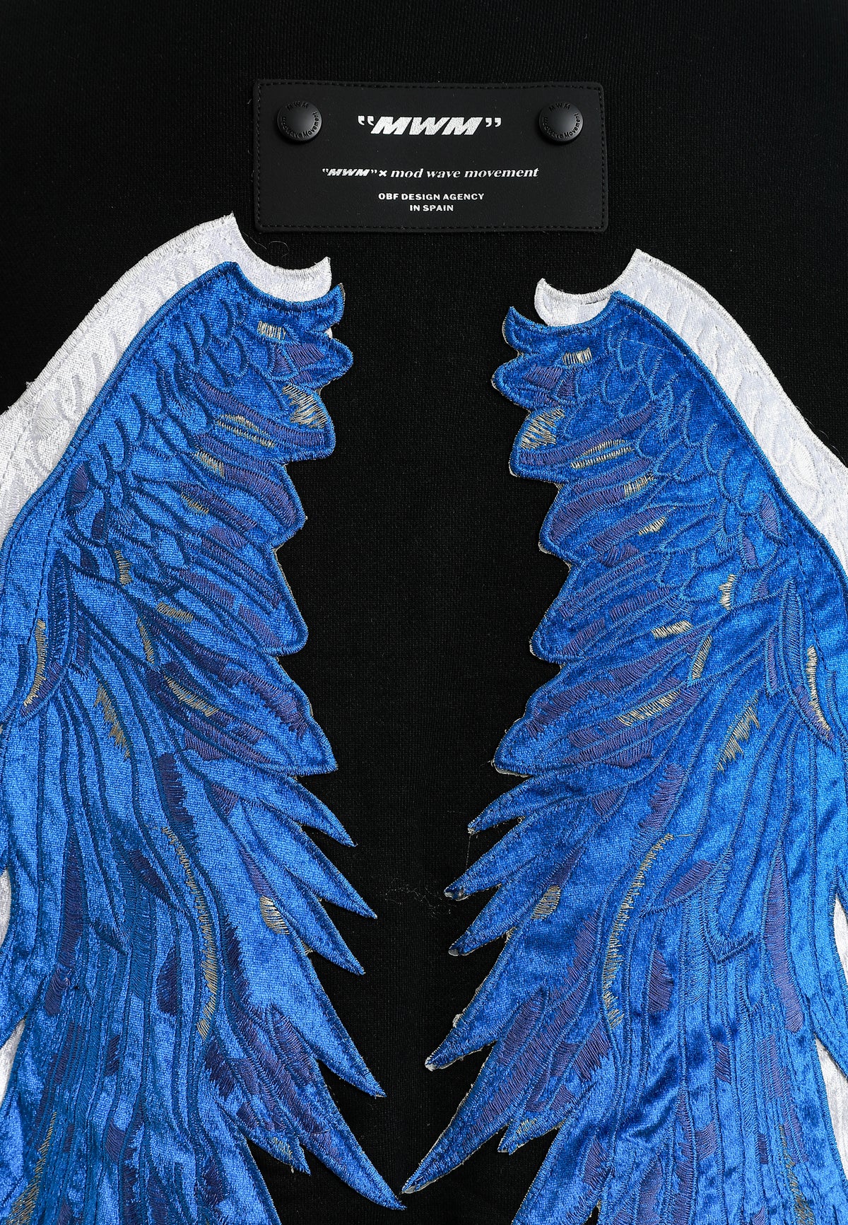 Sudadera Wings de corte relajado con estrellas frontales y doble parche de alas en la espalda | MWM [PS_COLORS:BLACK/BLUE]