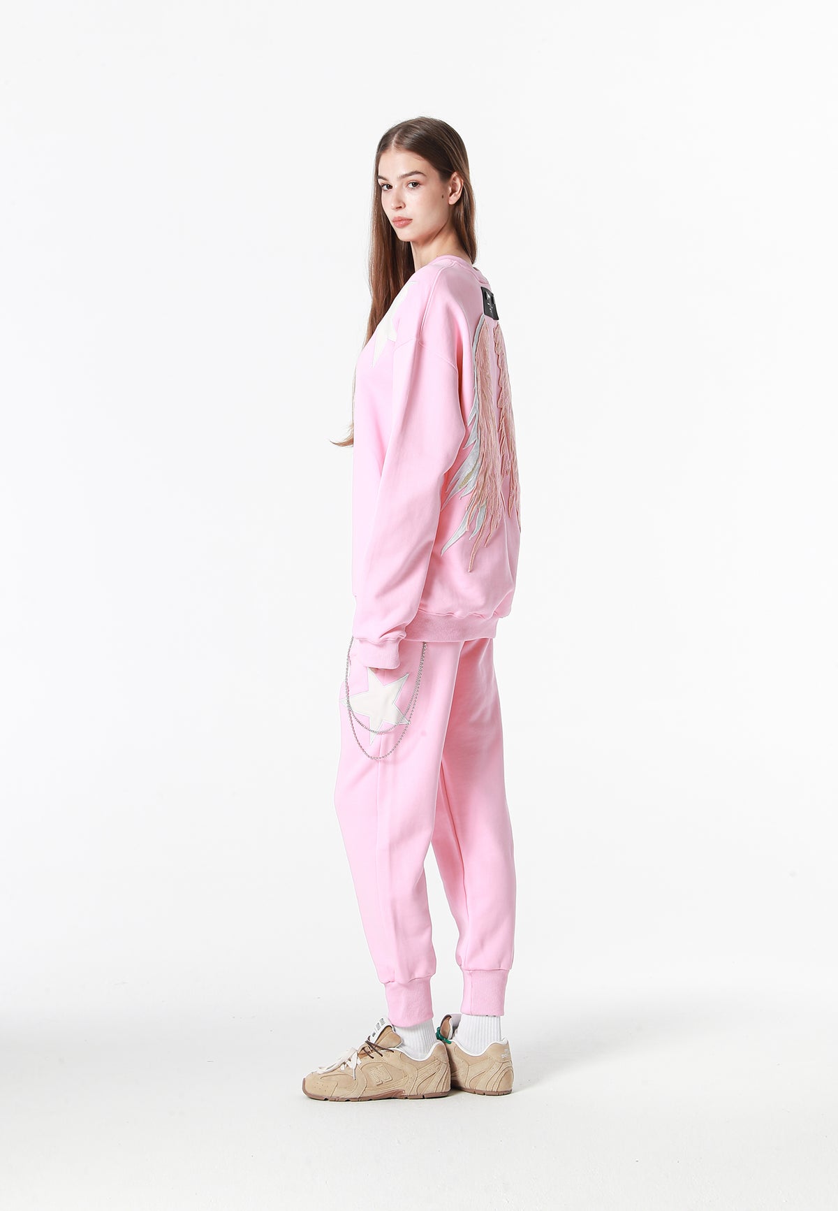 Sudadera Wings de corte relajado con estrellas frontales y doble parche de alas en la espalda | MWM [PS_COLORS:PINK]