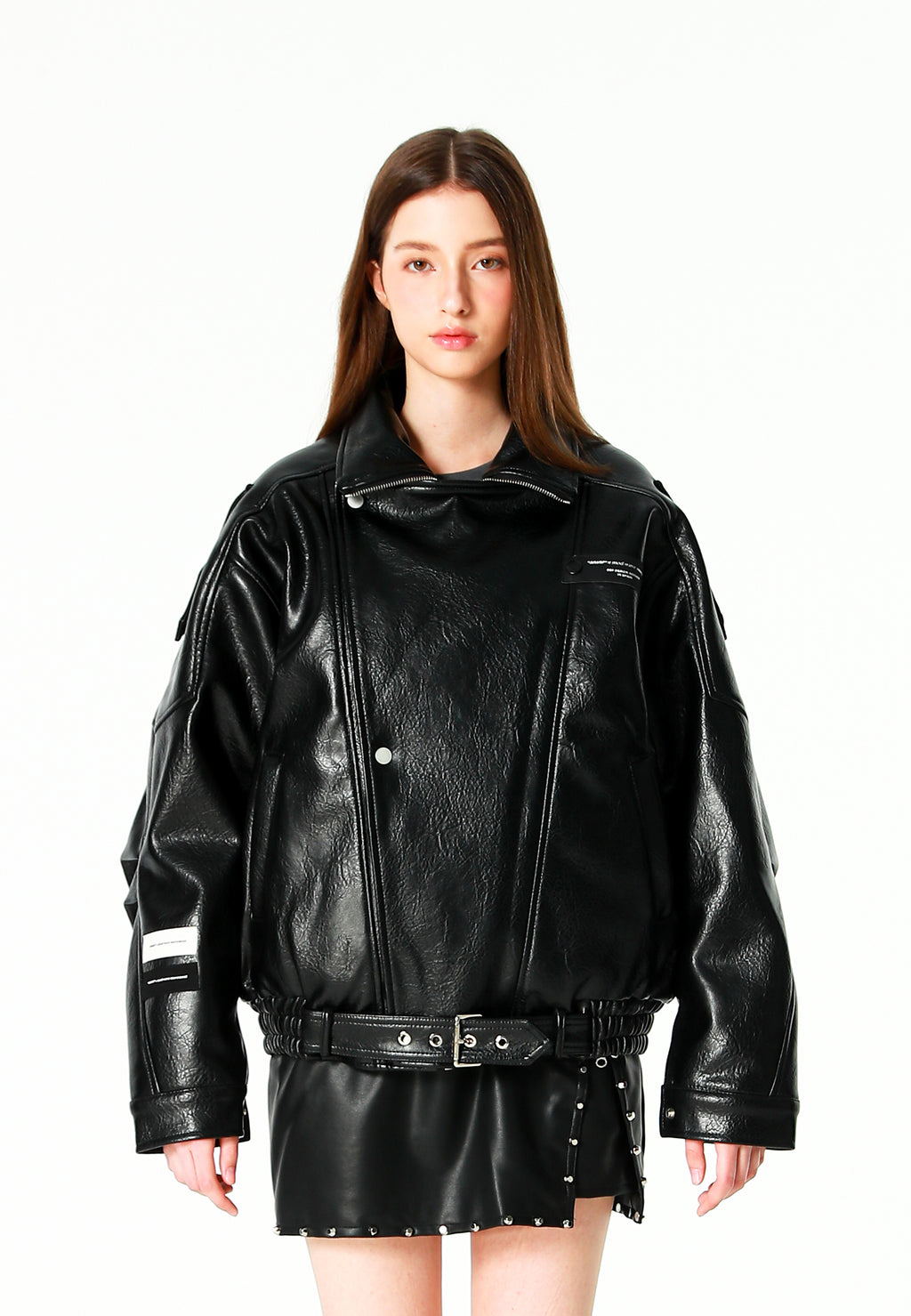 Chaqueta efecto piel con cierre cruzado asimétrico y cuello alto | MWM [PS_COLORS:BLACK]