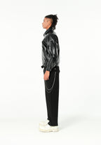 Chaqueta efecto piel con cierre cruzado asimétrico y cuello alto | MWM [PS_COLORS:BLACK]
