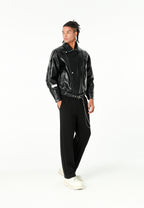 Chaqueta efecto piel con cierre cruzado asimétrico y cuello alto | MWM [PS_COLORS:BLACK]