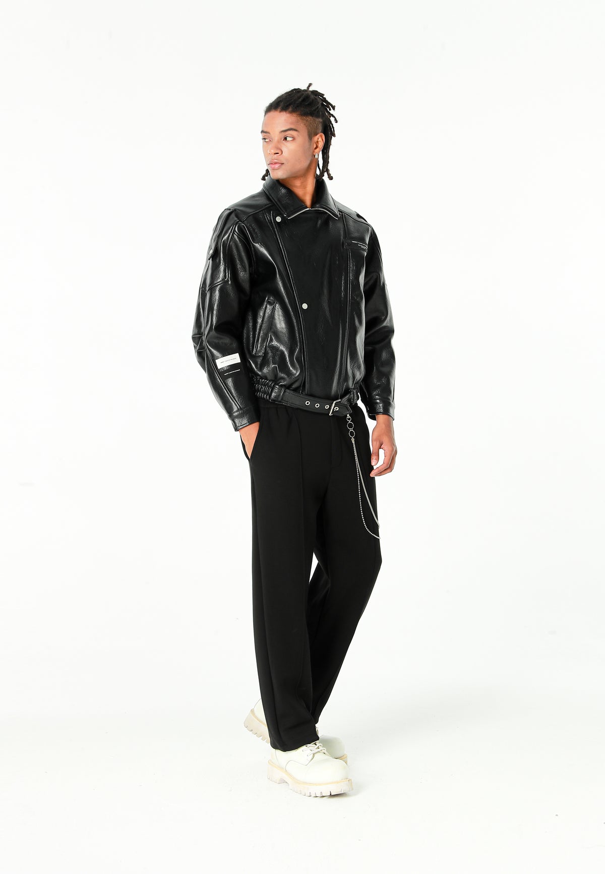 Chaqueta efecto piel con cierre cruzado asimétrico y cuello alto | MWM [PS_COLORS:BLACK]