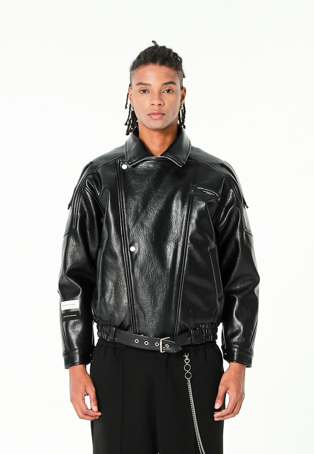 Chaqueta efecto piel con cierre cruzado asimétrico y cuello alto | MWM [PS_COLORS:BLACK]