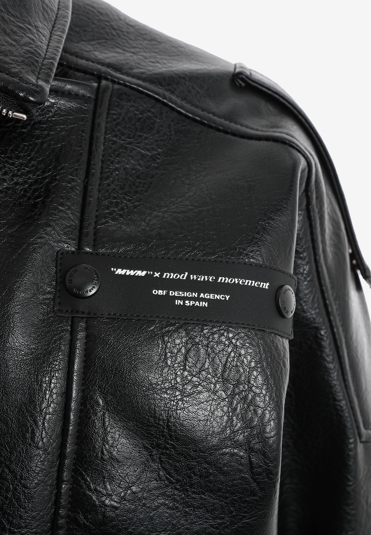 Chaqueta efecto piel con cierre cruzado asimétrico y cuello alto | MWM [PS_COLORS:BLACK]