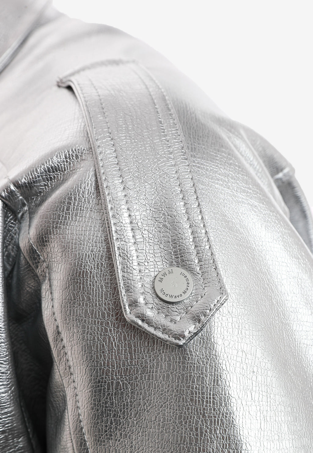 Chaqueta efecto piel con cierre cruzado asimétrico y cuello alto | MWM [PS_COLORS:SILVER]