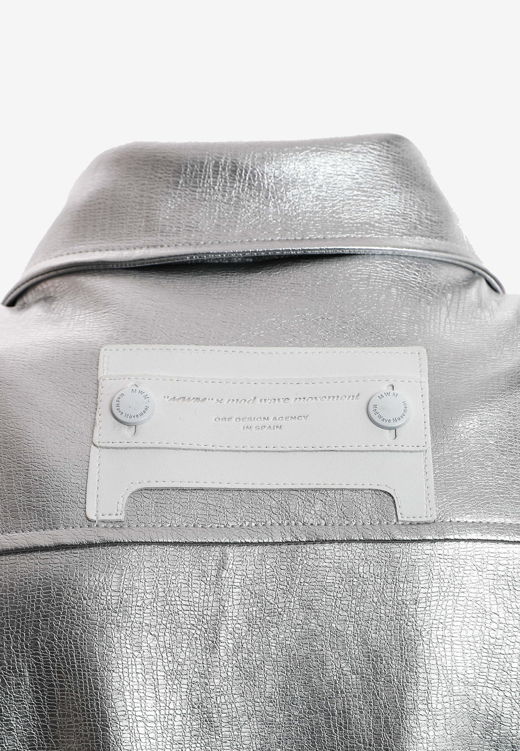 Chaqueta efecto piel con cierre cruzado asimétrico y cuello alto | MWM [PS_COLORS:SILVER]