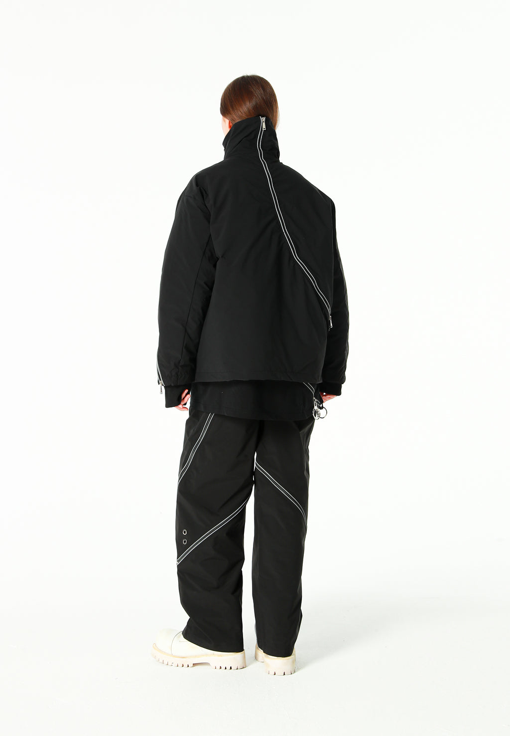 Abrigo puffer técnico con multibolsillos, cuello alto y forro térmico extraíble | MWM [PS_COLORS:BLACK]