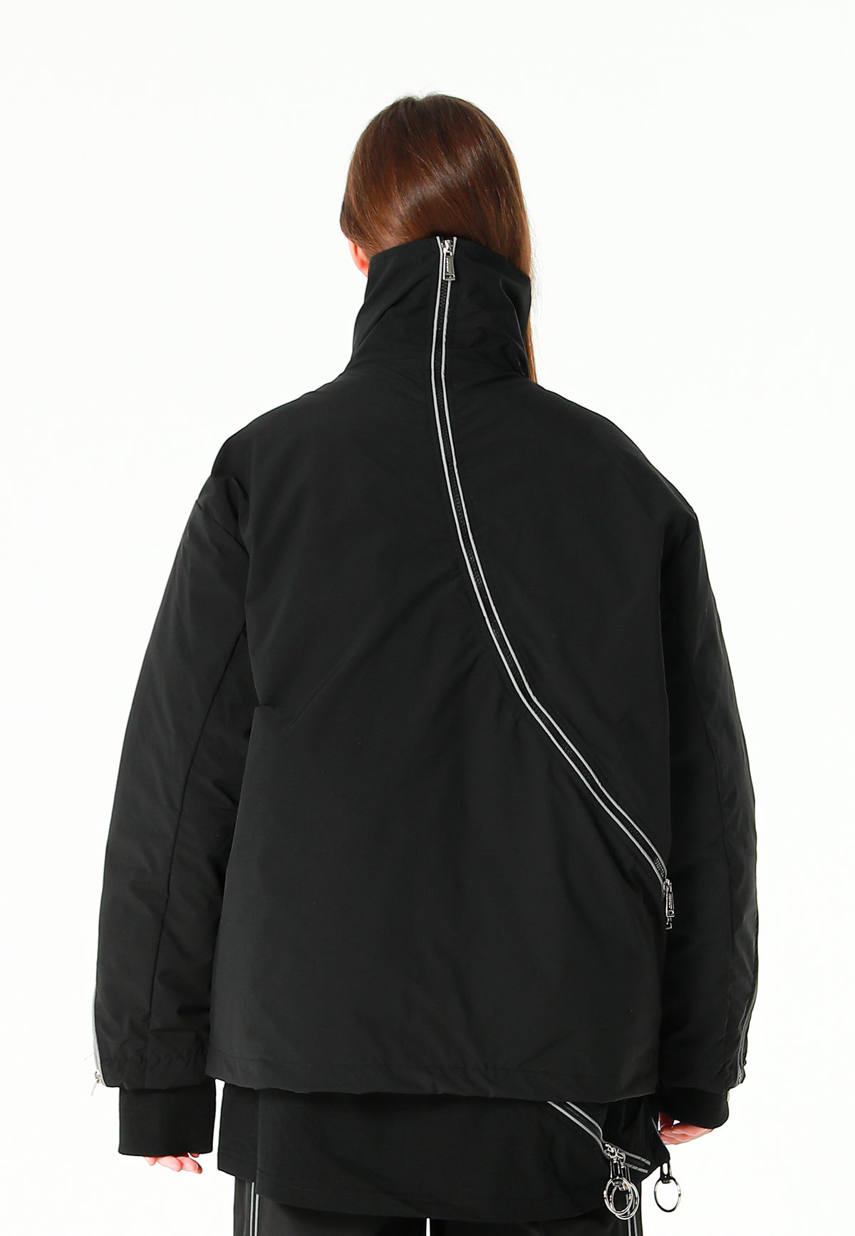 Abrigo puffer técnico con multibolsillos, cuello alto y forro térmico extraíble | MWM [PS_COLORS:BLACK]