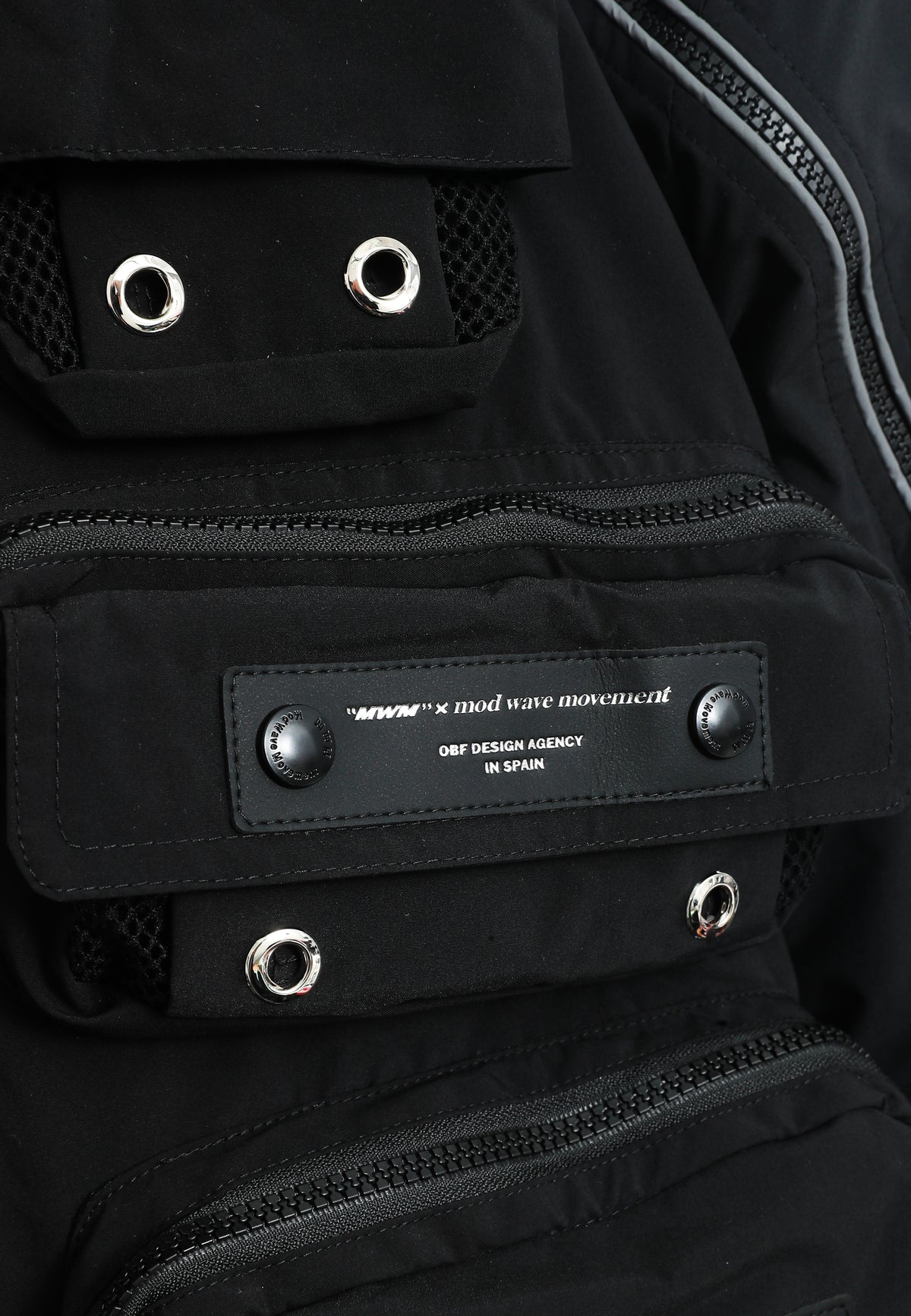Abrigo puffer técnico con multibolsillos, cuello alto y forro térmico extraíble | MWM [PS_COLORS:BLACK]