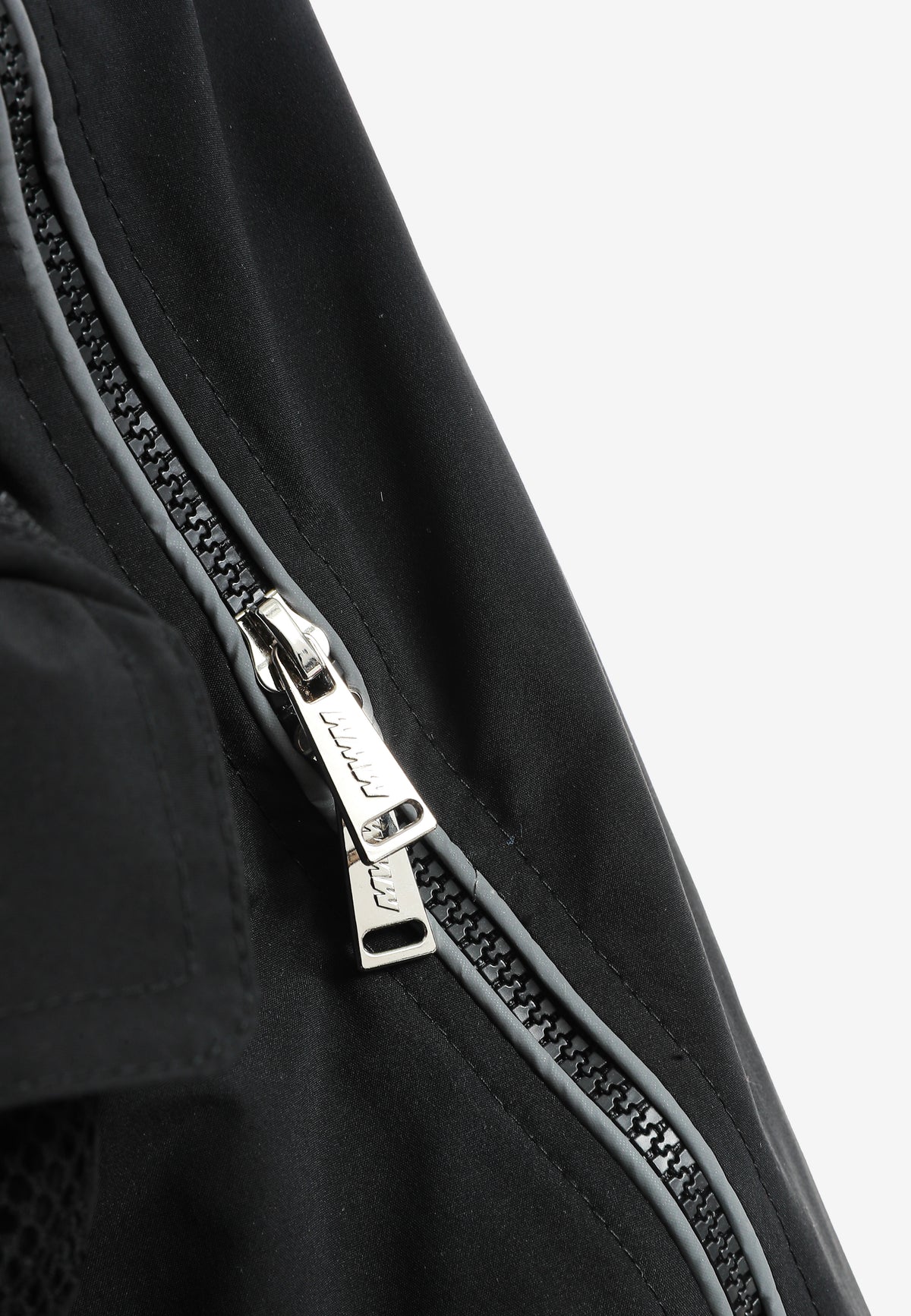 Abrigo puffer técnico con multibolsillos, cuello alto y forro térmico extraíble | MWM [PS_COLORS:BLACK]