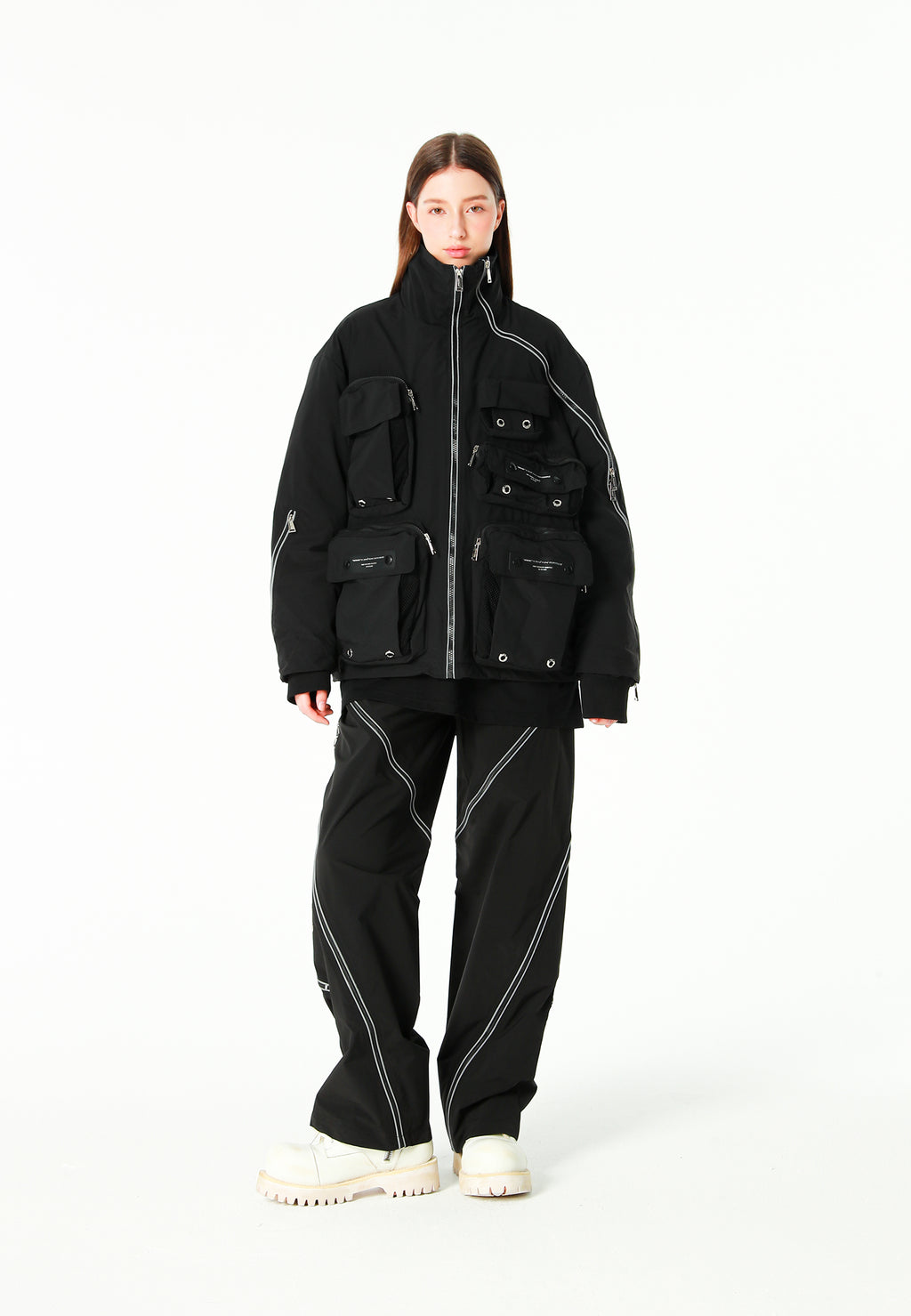 Abrigo puffer técnico con multibolsillos, cuello alto y forro térmico extraíble | MWM [PS_COLORS:BLACK]