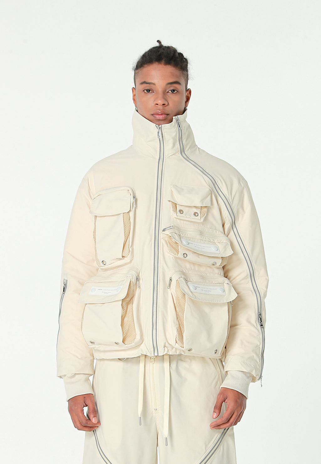 Abrigo puffer técnico con multibolsillos, cuello alto y forro térmico extraíble | MWM [PS_COLORS:ECRU]