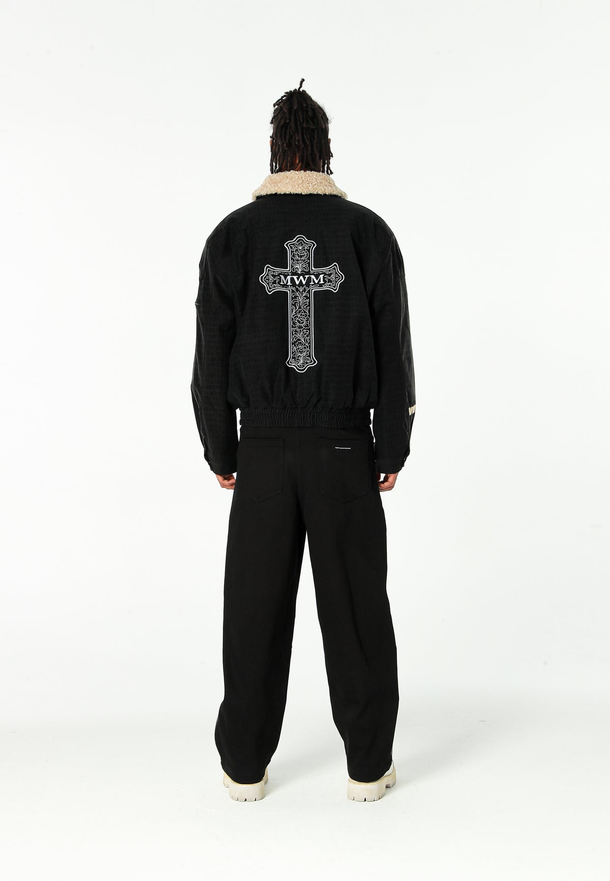 Chaqueta aviador efecto cocodrilo con cuello de borrego y parche de cruz | MWM [PS_COLORS:UNASSIGNED]