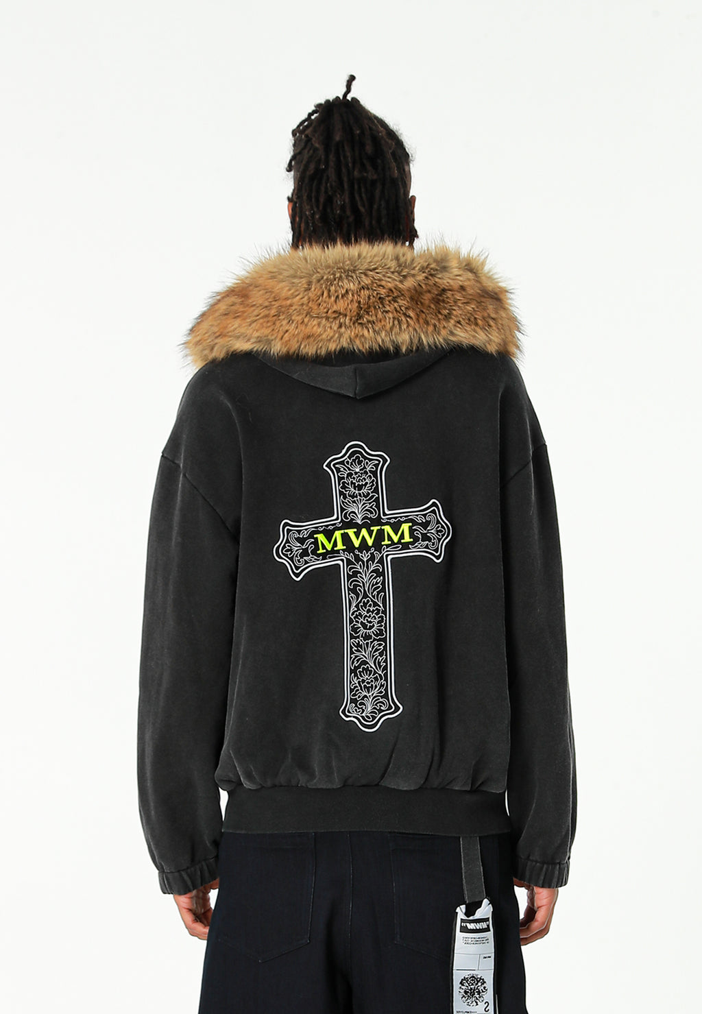 Sudadera con capucha de pelo, cremallera frontal y parche de cruz | MWM [PS_COLORS:BLACK]
