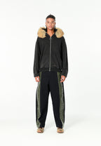 Sudadera con capucha de pelo, cremallera frontal y parche de cruz | MWM [PS_COLORS:BLACK]