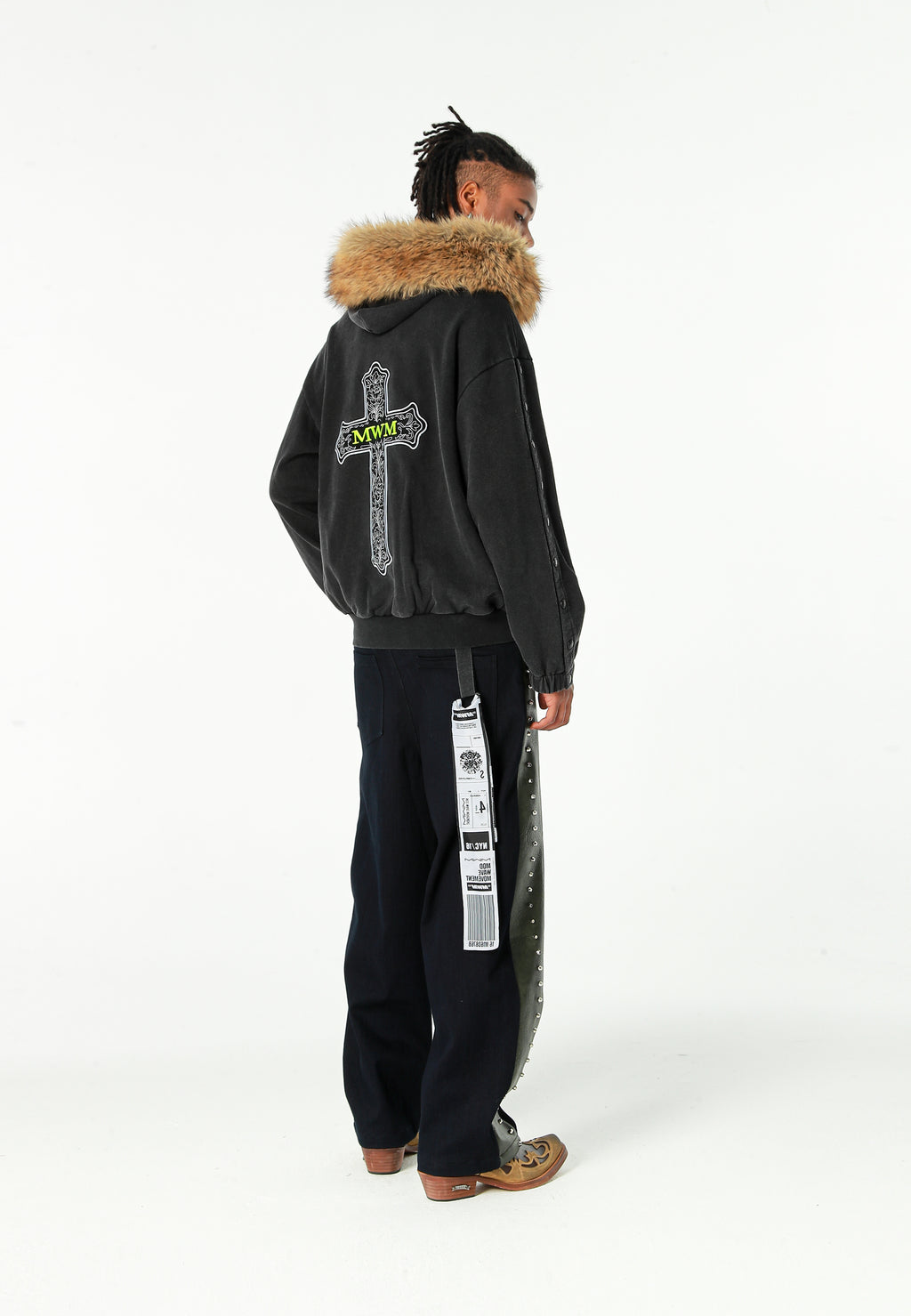Sudadera con capucha de pelo, cremallera frontal y parche de cruz | MWM [PS_COLORS:BLACK]