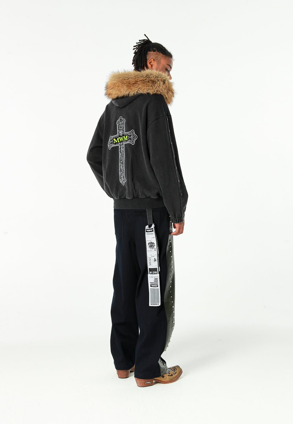 Sudadera con capucha de pelo, cremallera frontal y parche de cruz | MWM [PS_COLORS:BLACK]