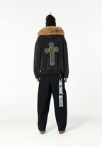 Sudadera con capucha de pelo, cremallera frontal y parche de cruz | MWM [PS_COLORS:BLACK]