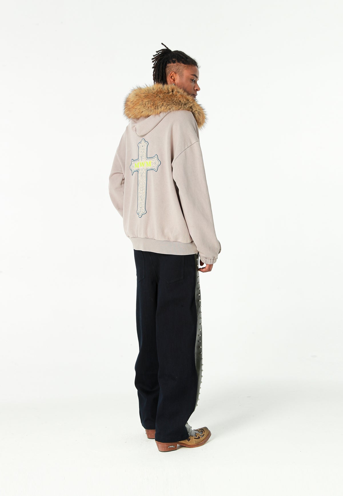 Sudadera con capucha de pelo, cremallera frontal y parche de cruz | MWM [PS_COLORS:GREY]