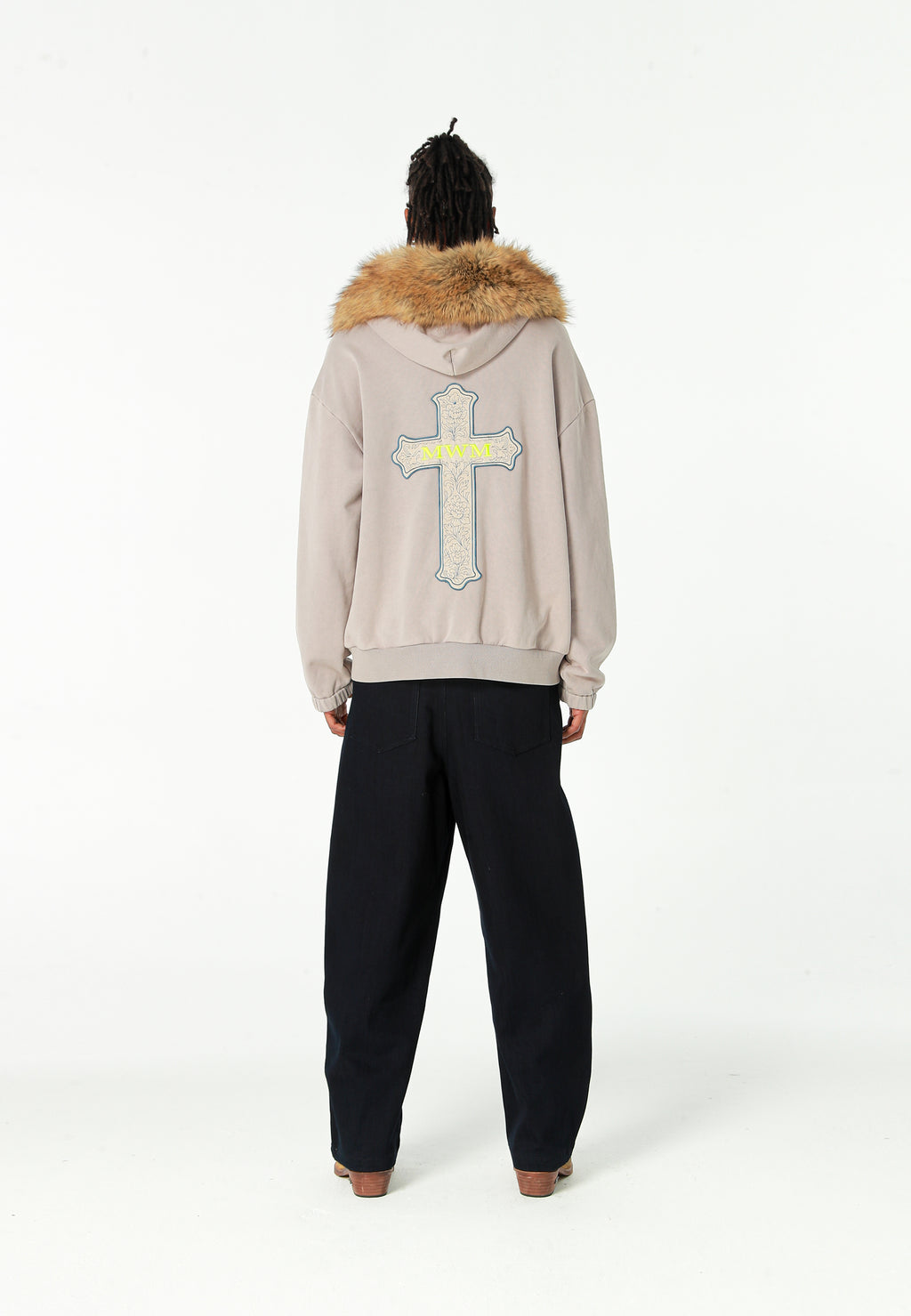 Sudadera con capucha de pelo, cremallera frontal y parche de cruz | MWM [PS_COLORS:GREY]