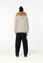 Sudadera con capucha de pelo, cremallera frontal y parche de cruz | MWM [PS_COLORS:GREY]