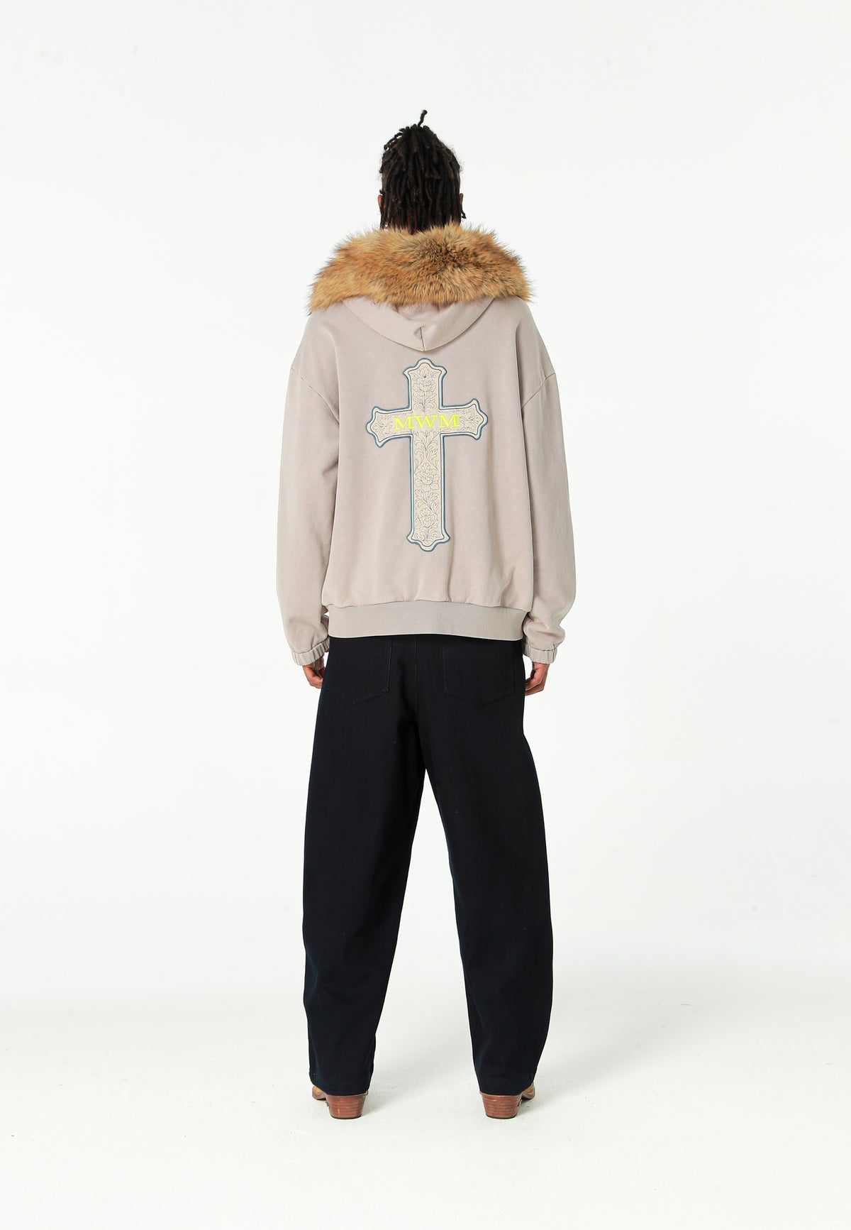 Sudadera con capucha de pelo, cremallera frontal y parche de cruz | MWM [PS_COLORS:GREY]