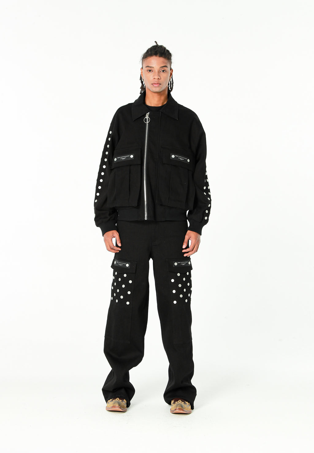 Chaqueta bomber vaquera con grandes bolsillos frontales y botones MWM en las mangas | MWM [PS_COLORS:BLACK]