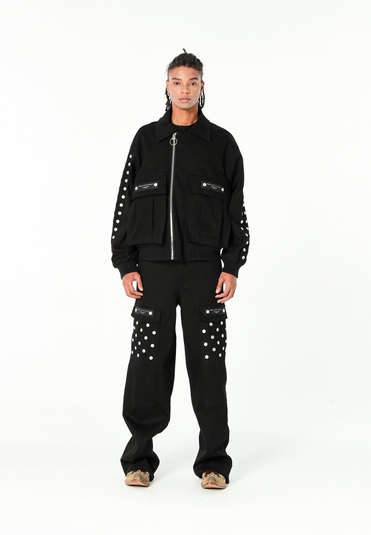 Chaqueta bomber vaquera con grandes bolsillos frontales y botones MWM en las mangas | MWM [PS_COLORS:BLACK]