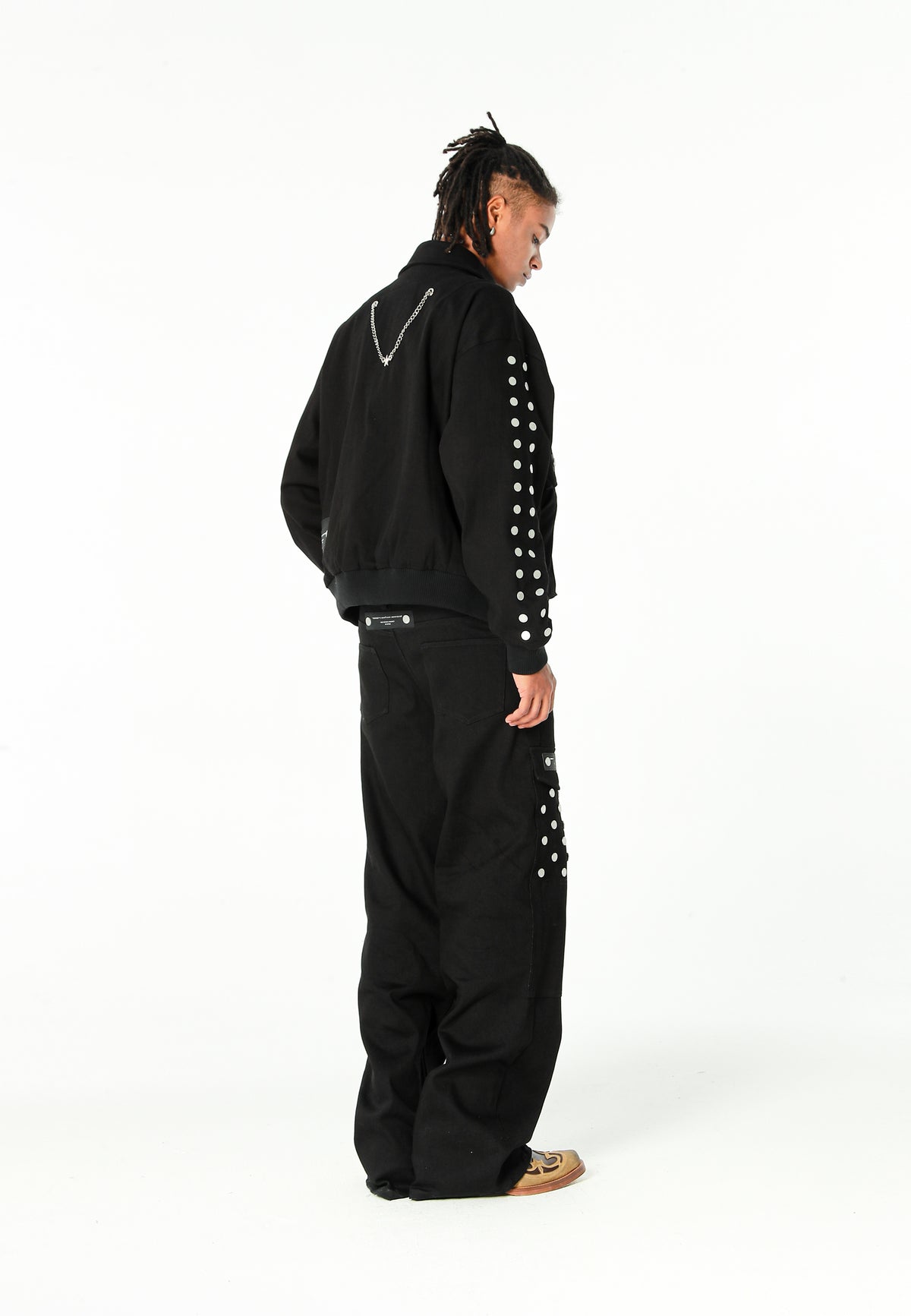 Chaqueta bomber vaquera con grandes bolsillos frontales y botones MWM en las mangas | MWM [PS_COLORS:BLACK]