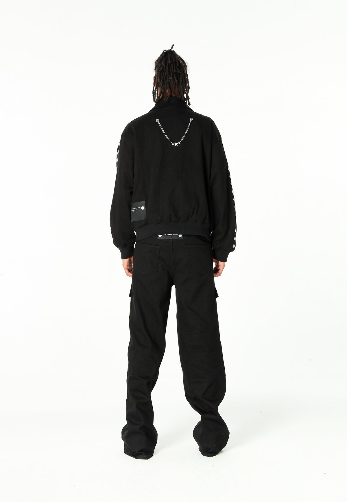 Chaqueta bomber vaquera con grandes bolsillos frontales y botones MWM en las mangas | MWM [PS_COLORS:BLACK]