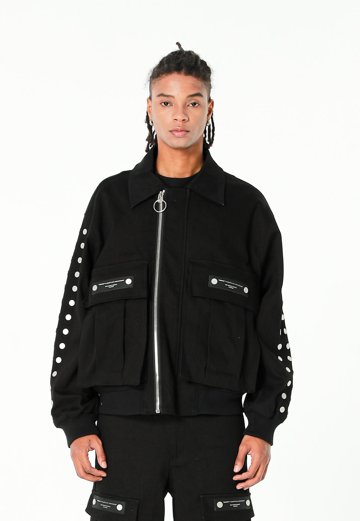 Chaqueta bomber vaquera con grandes bolsillos frontales y botones MWM en las mangas | MWM [PS_COLORS:BLACK]