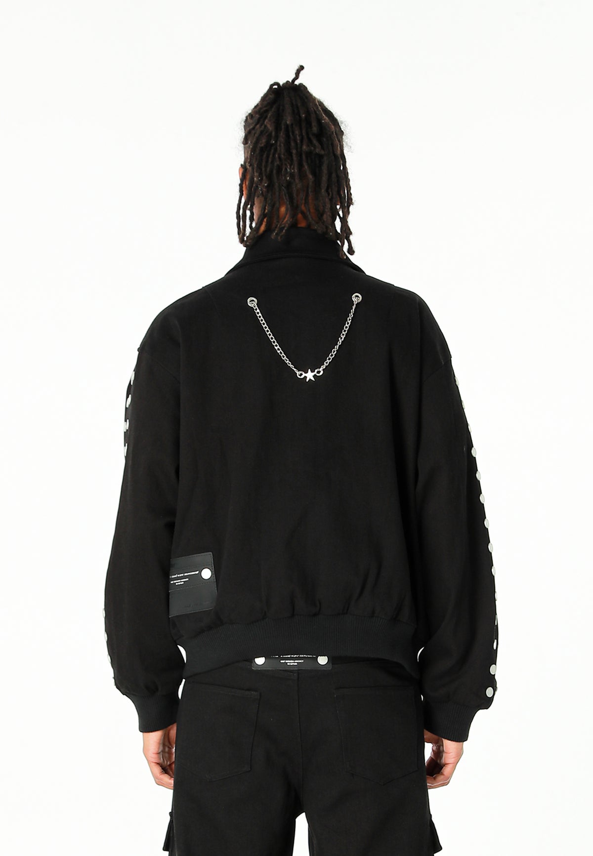Chaqueta bomber vaquera con grandes bolsillos frontales y botones MWM en las mangas | MWM [PS_COLORS:BLACK]