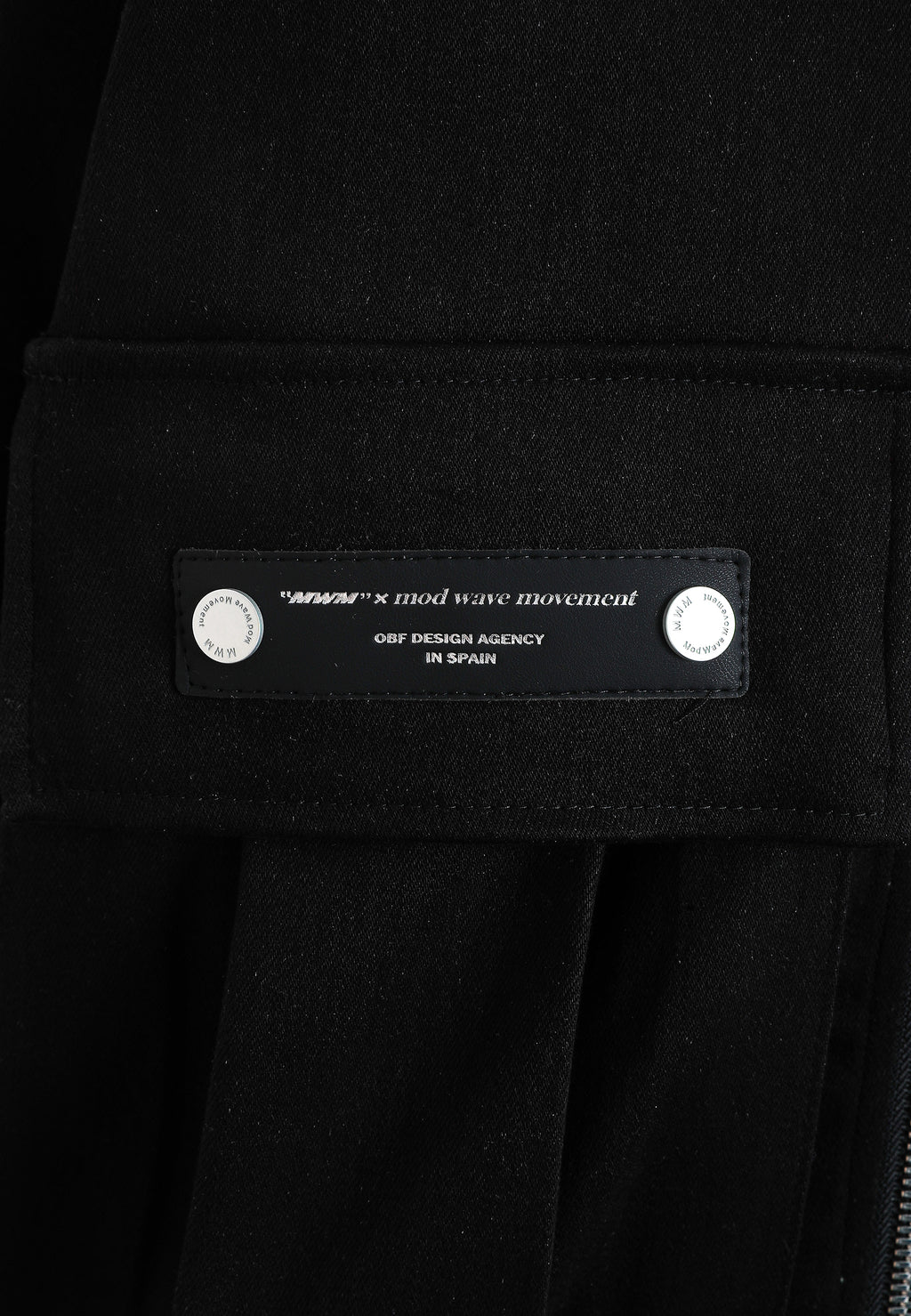 Chaqueta bomber vaquera con grandes bolsillos frontales y botones MWM en las mangas | MWM [PS_COLORS:BLACK]