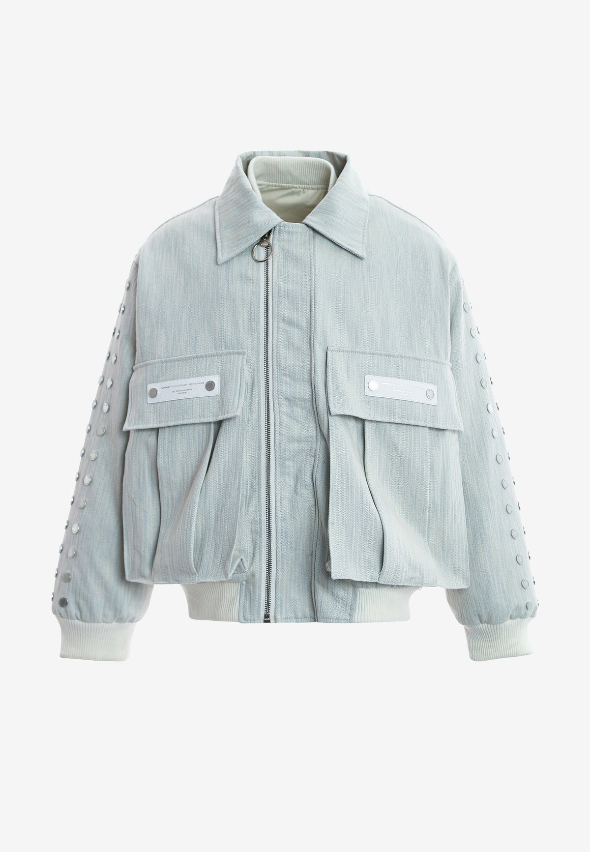 Chaqueta bomber vaquera con grandes bolsillos frontales y botones MWM en las mangas | MWM [PS_COLORS:ECRU-BLUE]