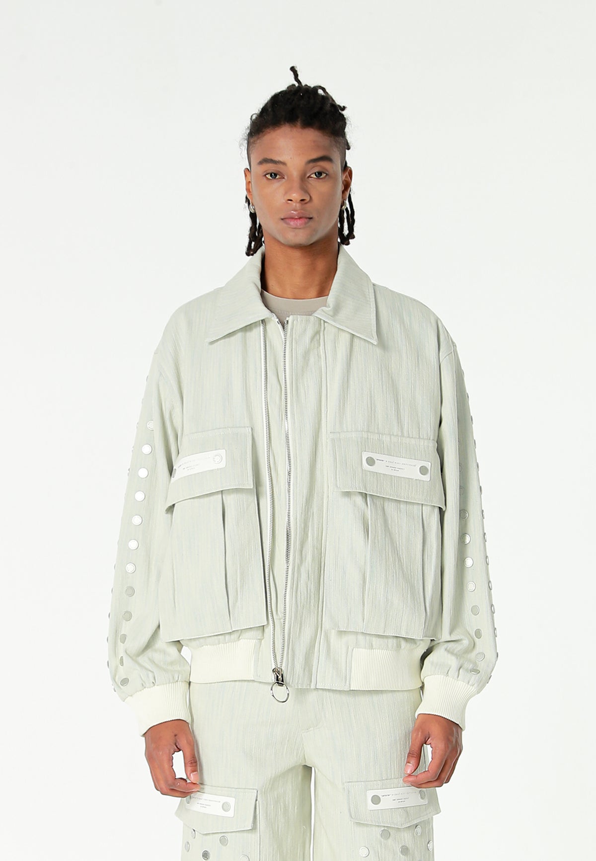 Chaqueta bomber vaquera con grandes bolsillos frontales y botones MWM en las mangas | MWM [PS_COLORS:ECRU-BLUE]