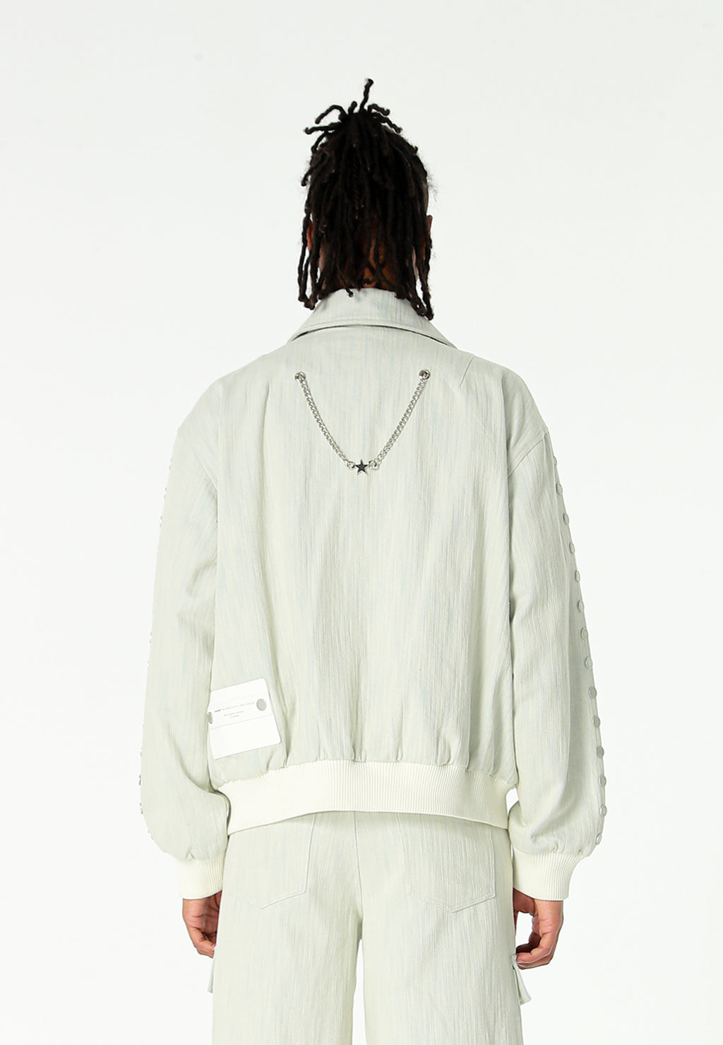 Chaqueta bomber vaquera con grandes bolsillos frontales y botones MWM en las mangas | MWM [PS_COLORS:ECRU-BLUE]