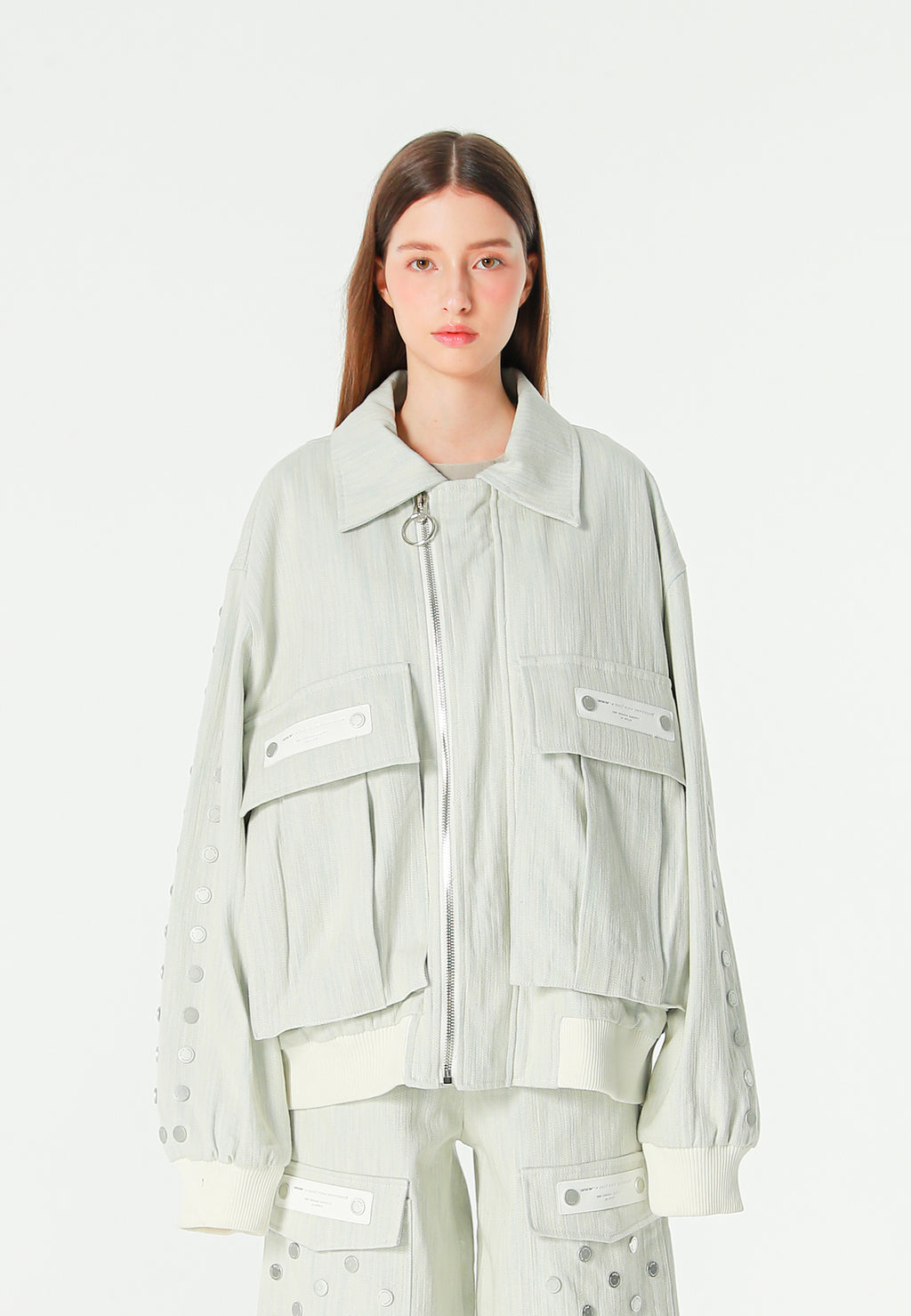 Chaqueta bomber vaquera con grandes bolsillos frontales y botones MWM en las mangas | MWM [PS_COLORS:ECRU-BLUE]