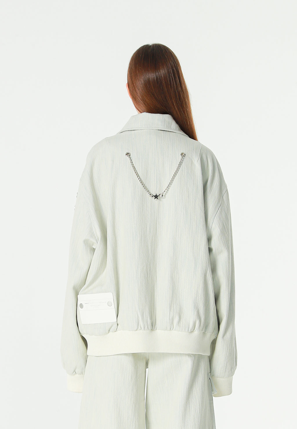Chaqueta bomber vaquera con grandes bolsillos frontales y botones MWM en las mangas | MWM [PS_COLORS:ECRU-BLUE]