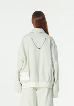 Chaqueta bomber vaquera con grandes bolsillos frontales y botones MWM en las mangas | MWM [PS_COLORS:ECRU-BLUE]