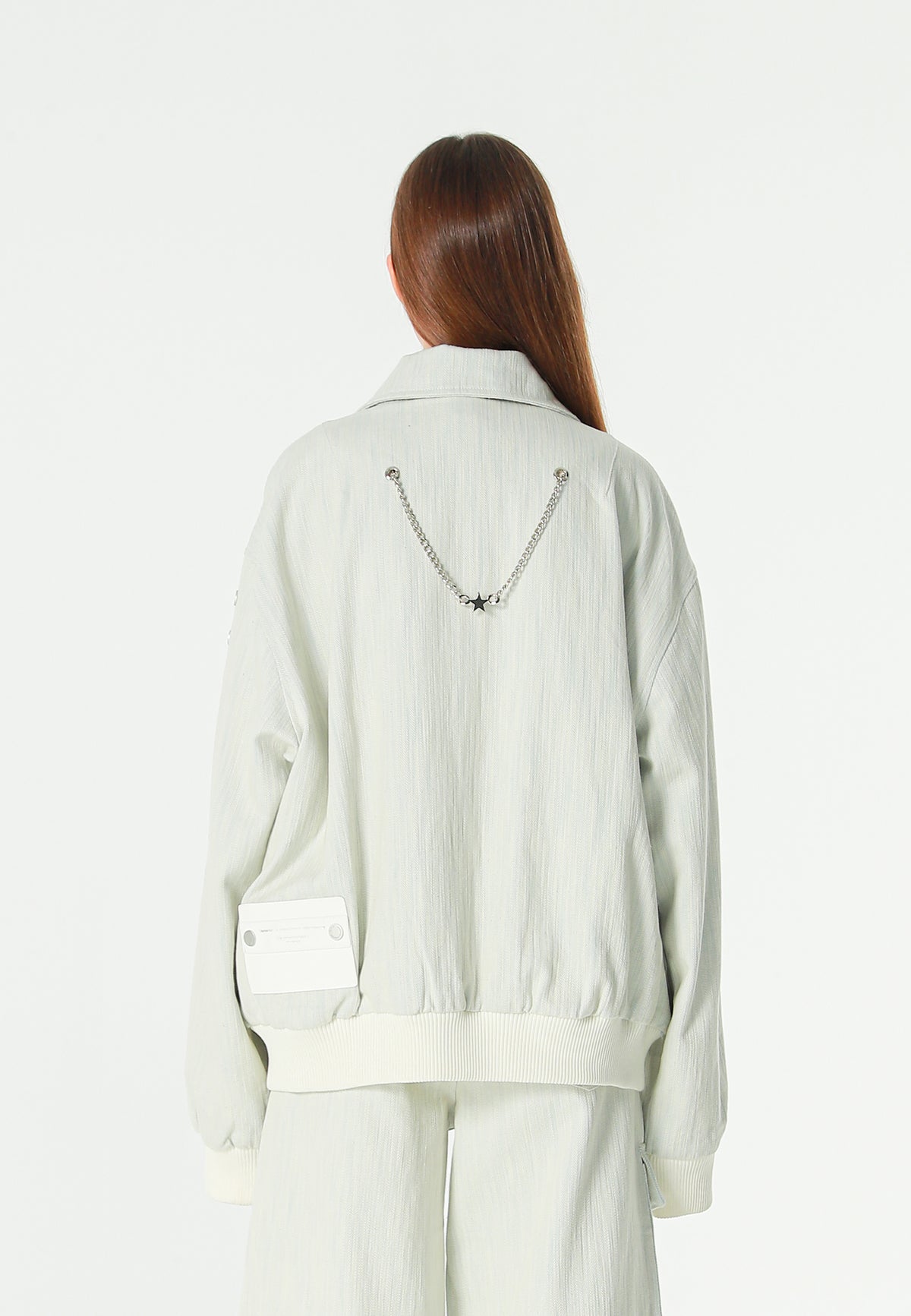 Chaqueta bomber vaquera con grandes bolsillos frontales y botones MWM en las mangas | MWM [PS_COLORS:ECRU-BLUE]